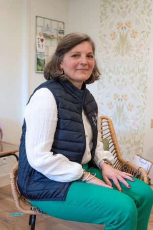 charline-simon-piau-naturopathe-reflexologue-cabinet-conde-normandie-assise-portrait